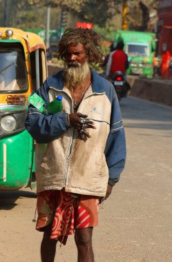 AGRA UTTAR PRADESH INDIA - 03 01 2023: Evsizlik Hindistan 'da büyük bir sorun. 2011 verilerine göre Hindistan' da 1.77 milyon evsiz insan, yani ülke nüfusunun% 0,15 'i yaşıyor.