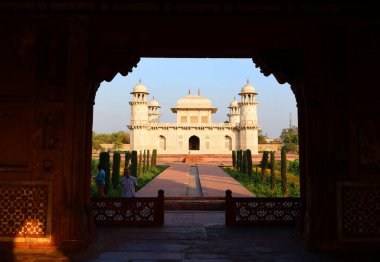 AGRA UTTAR PRADESH INDIA - 03 01 01 2023: I 'timad-ud-Daulah Mezarı, Hindistan' ın Uttar Pradesh eyaletinin Agra kentinde bulunan bir Mughal mozolesidir. 