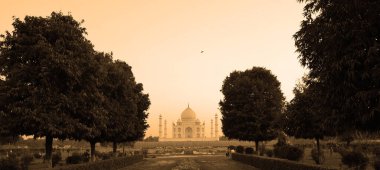 TAJ MAHAL UTTAR PRADESH INDIA - 03 01 2023: Günbatımında Taj Mahal manzarası Agra 'da Yamuna nehrinin sağ kıyısında bir fildişi-beyaz mermer mozoledir.