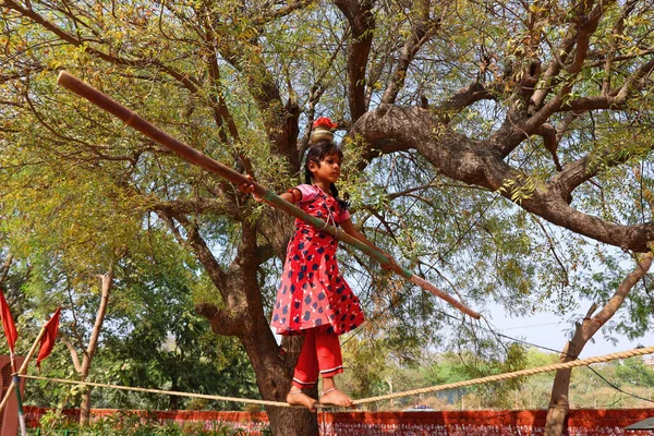 Agra Uttar Pradesh India 2023 Menina Indiana Realiza Acrobacias Rua — Fotografia de Stock
