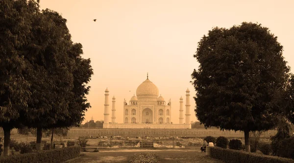 Taj Mahal Uttar Pradesh India 2023年 日没時のタージ マハルの眺めは アグラのヤムナ川の右岸にある象牙の白い大理石の霊廟です — ストック写真
