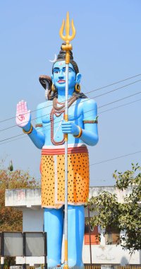 RAJASTHAN INDIA - 02 28 23: Lord Shiva 'nın dev heykelinin önü. Shiva, Mahadeva 'Büyük Tanrı' olarak da bilinir veya Hara Hinduizm 'in başlıca tanrılarından biridir. O, Shaivism 'deki Yüce Varlıktır.