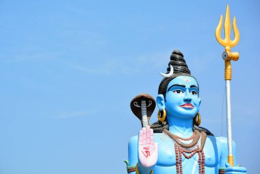 RAJASTHAN INDIA - 02 28 23: Lord Shiva 'nın dev heykelinin önü. Shiva, Mahadeva 'Büyük Tanrı' olarak da bilinir veya Hara Hinduizm 'in başlıca tanrılarından biridir. O, Shaivism 'deki Yüce Varlıktır.