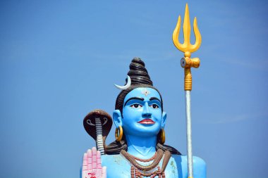 RAJASTHAN INDIA - 02 28 23: Lord Shiva 'nın dev heykelinin önü. Shiva, Mahadeva 'Büyük Tanrı' olarak da bilinir veya Hara Hinduizm 'in başlıca tanrılarından biridir. O, Shaivism 'deki Yüce Varlıktır.