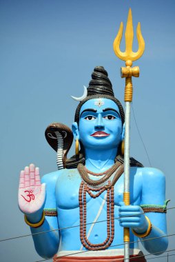 RAJASTHAN INDIA - 02 28 23: Lord Shiva 'nın dev heykelinin önü. Shiva, Mahadeva 'Büyük Tanrı' olarak da bilinir veya Hara Hinduizm 'in başlıca tanrılarından biridir. O, Shaivism 'deki Yüce Varlıktır.