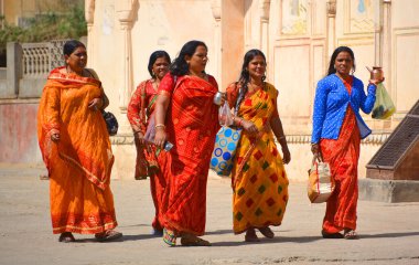 AMBER RAJASTHAN INDIA - 02 27 2023: Hanuman Ji Tapınağı Hindu hac alanını ziyaret eden insanlar, Galta Ji sadece bir değil, aynı zamanda bağlılığı somutlaştıran bir dizi tapınak.