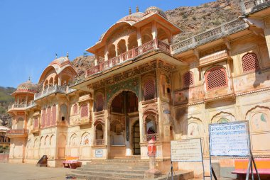 AMBER RAJASTHAN INDIA - 02: 27 2023: Hanuman Ji Tapınağı Hindu hac alanı, Galta Ji antik çağlardan kalma değil, bir dizi tapınaktır.