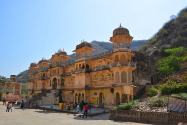 AMBER RAJASTHAN INDIA - 02: 27 2023: Hanuman Ji Tapınağı Hindu hac alanı, Galta Ji antik çağlardan kalma değil, bir dizi tapınaktır.