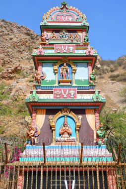 AMBER RAJASTHAN INDIA - 02: 27 2023: Hanuman Ji Tapınağı Hindu hac alanı, Galta Ji antik çağlardan kalma değil, bir dizi tapınaktır.