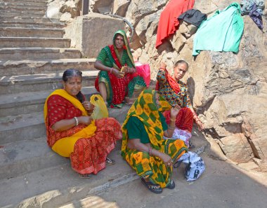 JAIPUR RAJASTHAN INDIA - 02 28 2023: Renkli peçeli Hintli kadınlar ve, sari