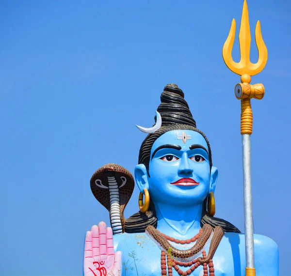 Rajasthan India 主Shivaの巨大な像の正面ビュー シヴァはマハーデヴァとも呼ばれ 偉大な神 または はヒンズー教の主要な神々の一つです 彼はシャイヴィームのスプリームだ — ストック写真