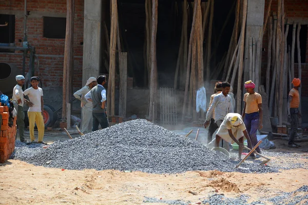 Amber Rajasthan India 2023年 頭の上にレンガセメントを運ぶ建設現場で働く建設労働者日給労働者 — ストック写真