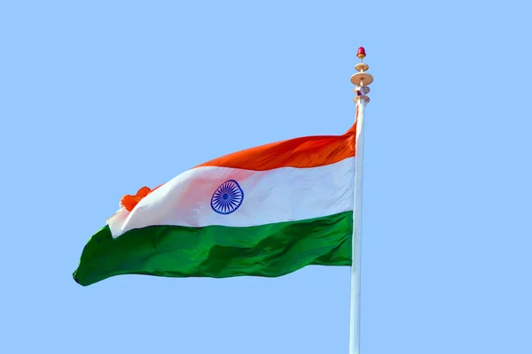 Indien National Flag Viftande Pol Mot Djupblå Himmel Bakgrund — Stockfoto