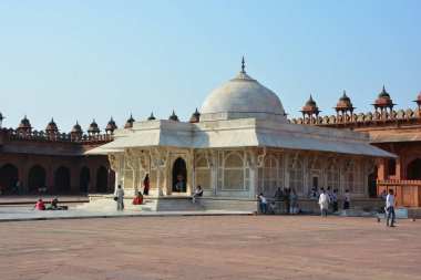 FATEHPUR SIKRI INDIA - 03 01 2023: Mermer Jama Mescid Camii, Fatehpur Sikri, Hindistan 'ın Uttar Pradesh ilçesine bağlı Agra ilçesine bağlı bir kasabadır. Fatehpur Sikri bizzat Babür İmparatorluğu 'nun başkenti olarak kuruldu.