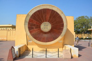 JAIPUR RAJASTHAN INDIA - 02 28 2023: Jantar Mantar, Jaipur, Jaipur 'un kurucusu Rajput kralı Sawai Jai Singh II tarafından yapılan 19 astronomik aletten oluşan bir koleksiyon..