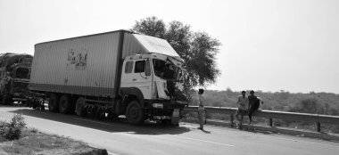 RURAL RAJASTHAN - 02 28 23: kamyon kazası. Her yıl Hindistan yollarında yaklaşık 150.000 kişi ölüyor ya da her saat başı ortalama 1130 kaza ve 422 ölüm ya da 47 kaza ve 18 ölüm meydana geliyor.