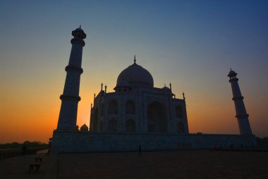 TAJ MAHAL UTTAR PRADESH INDIA - 03 01 01 2023: Gün doğumunda Taj Mahal manzarası Agra 'da Yamuna nehrinin sağ kıyısındaki fildişi beyazı mermer mozoledir.