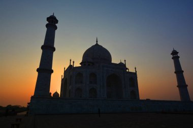 TAJ MAHAL UTTAR PRADESH INDIA - 03 01 01 2023: Gün doğumunda Taj Mahal manzarası Agra 'da Yamuna nehrinin sağ kıyısındaki fildişi beyazı mermer mozoledir.