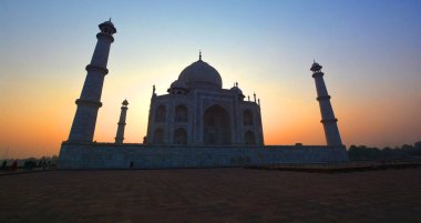 TAJ MAHAL UTTAR PRADESH INDIA - 03 01 01 2023: Gün doğumunda Taj Mahal manzarası Agra 'da Yamuna nehrinin sağ kıyısındaki fildişi beyazı mermer mozoledir.