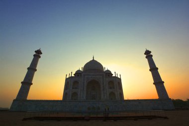 TAJ MAHAL UTTAR PRADESH INDIA - 03 01 01 2023: Gün doğumunda Taj Mahal manzarası Agra 'da Yamuna nehrinin sağ kıyısındaki fildişi beyazı mermer mozoledir.