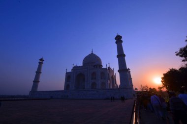 TAJ MAHAL UTTAR PRADESH INDIA - 03 01 01 2023: Gün doğumunda Taj Mahal manzarası Agra 'da Yamuna nehrinin sağ kıyısındaki fildişi beyazı mermer mozoledir.