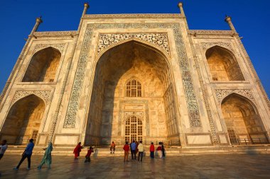 TAJ MAHAL UTTAR PRADESH INDIA - 03 01 01 2023: Gün doğumunda Taj Mahal manzarası Agra 'da Yamuna nehrinin sağ kıyısındaki fildişi beyazı mermer mozoledir.