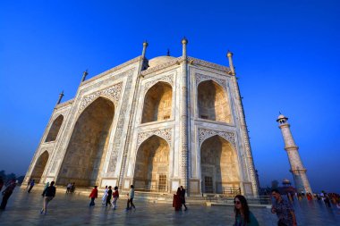 TAJ MAHAL UTTAR PRADESH INDIA - 03 01 01 2023: Gün doğumunda Taj Mahal manzarası Agra 'da Yamuna nehrinin sağ kıyısındaki fildişi beyazı mermer mozoledir.