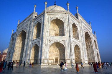 TAJ MAHAL UTTAR PRADESH INDIA - 03 01 01 2023: Gün doğumunda Taj Mahal manzarası Agra 'da Yamuna nehrinin sağ kıyısındaki fildişi beyazı mermer mozoledir.