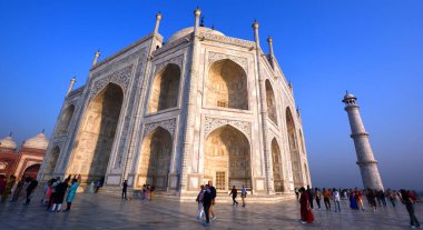 TAJ MAHAL UTTAR PRADESH INDIA - 03 01 01 2023: Gün doğumunda Taj Mahal manzarası Agra 'da Yamuna nehrinin sağ kıyısındaki fildişi beyazı mermer mozoledir.