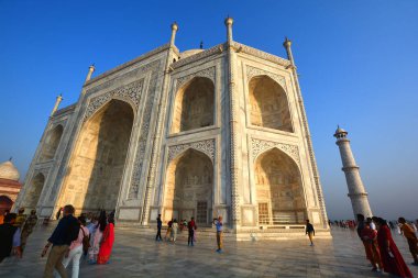 TAJ MAHAL UTTAR PRADESH INDIA - 03 01 01 2023: Gün doğumunda Taj Mahal manzarası Agra 'da Yamuna nehrinin sağ kıyısındaki fildişi beyazı mermer mozoledir.