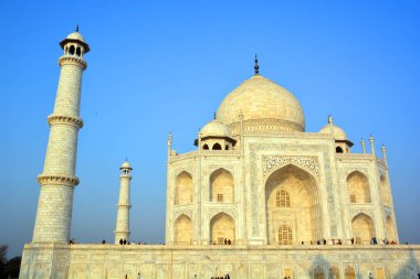 TAJ MAHAL UTTAR PRADESH INDIA - 03 01 01 2023: Gün doğumunda Taj Mahal manzarası Agra 'da Yamuna nehrinin sağ kıyısındaki fildişi beyazı mermer mozoledir.