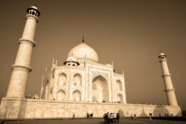 TAJ MAHAL UTTAR PRADESH INDIA - 03 01 01 2023: Gün doğumunda Taj Mahal manzarası Agra 'da Yamuna nehrinin sağ kıyısındaki fildişi beyazı mermer mozoledir.