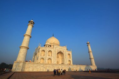 TAJ MAHAL UTTAR PRADESH INDIA - 03 01 01 2023: Gün doğumunda Taj Mahal manzarası Agra 'da Yamuna nehrinin sağ kıyısındaki fildişi beyazı mermer mozoledir.