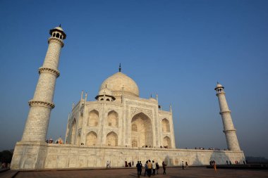 TAJ MAHAL UTTAR PRADESH INDIA - 03 01 01 2023: Gün doğumunda Taj Mahal manzarası Agra 'da Yamuna nehrinin sağ kıyısındaki fildişi beyazı mermer mozoledir.