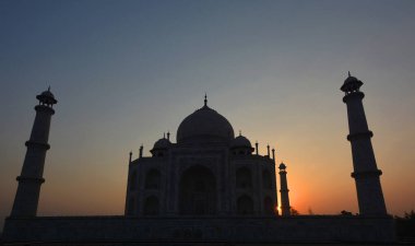 TAJ MAHAL UTTAR PRADESH INDIA - 03 01 01 2023: Gün doğumunda Taj Mahal manzarası Agra 'da Yamuna nehrinin sağ kıyısındaki fildişi beyazı mermer mozoledir.