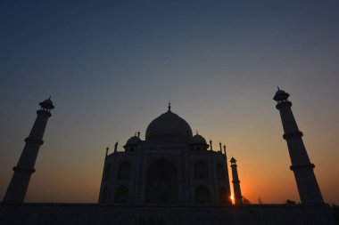 TAJ MAHAL UTTAR PRADESH INDIA - 03 01 01 2023: Gün doğumunda Taj Mahal manzarası Agra 'da Yamuna nehrinin sağ kıyısındaki fildişi beyazı mermer mozoledir.