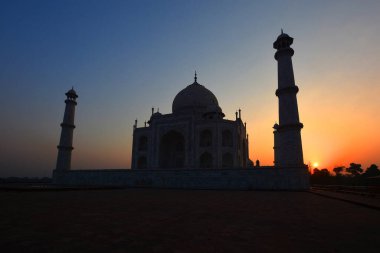 TAJ MAHAL UTTAR PRADESH INDIA - 03 01 01 2023: Gün doğumunda Taj Mahal manzarası Agra 'da Yamuna nehrinin sağ kıyısındaki fildişi beyazı mermer mozoledir.