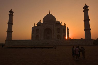 TAJ MAHAL UTTAR PRADESH INDIA - 03 01 01 2023: Gün doğumunda Taj Mahal manzarası Agra 'da Yamuna nehrinin sağ kıyısındaki fildişi beyazı mermer mozoledir.