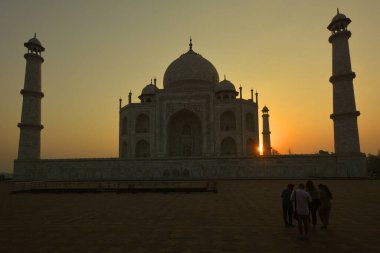 TAJ MAHAL UTTAR PRADESH INDIA - 03 01 01 2023: Gün doğumunda Taj Mahal manzarası Agra 'da Yamuna nehrinin sağ kıyısındaki fildişi beyazı mermer mozoledir.