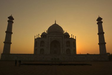 TAJ MAHAL UTTAR PRADESH INDIA - 03 01 01 2023: Gün doğumunda Taj Mahal manzarası Agra 'da Yamuna nehrinin sağ kıyısındaki fildişi beyazı mermer mozoledir.