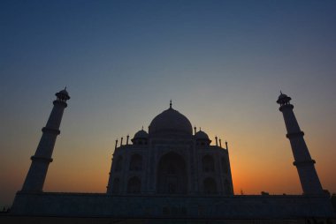 TAJ MAHAL UTTAR PRADESH INDIA - 03 01 01 2023: Gün doğumunda Taj Mahal manzarası Agra 'da Yamuna nehrinin sağ kıyısındaki fildişi beyazı mermer mozoledir.
