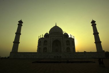 TAJ MAHAL UTTAR PRADESH INDIA - 03 01 01 2023: Gün doğumunda Taj Mahal manzarası Agra 'da Yamuna nehrinin sağ kıyısındaki fildişi beyazı mermer mozoledir.