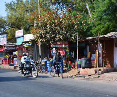 AGRA UTTAR PRADESH INDIA - 03 01 2023: Agra şehrindeki sokak sahnesi, Hindistan 'ın Uttar Pradesh eyaletinde Yamuna nehrinin kıyısında yer alan bir şehirdir.