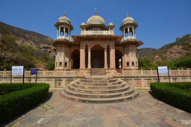ALWAR RAJASTHAN INDIA - 02 28 2023: Moosi Maharani Ki Chhatri Alwar en sanatsal anıt ve en kraliyet anıtı, büyüleyici bir hikayeyle doludur. Bu mezarı Alwar 'dan Maharaja Vinay Singh inşa etti.