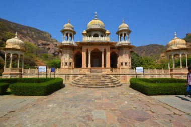 ALWAR RAJASTHAN INDIA - 02 28 2023: Moosi Maharani Ki Chhatri Alwar en sanatsal anıt ve en kraliyet anıtı, büyüleyici bir hikayeyle doludur. Bu mezarı Alwar 'dan Maharaja Vinay Singh inşa etti.