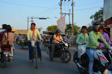 AGRA UTTAR PRADESH INDIA - 03 01 2023: Agra şehrindeki sokak sahnesi, Hindistan 'ın Uttar Pradesh eyaletinde Yamuna nehrinin kıyısında yer alan bir şehirdir.