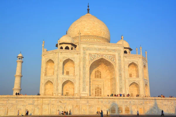 TAJ MAHAL UTTAR PRADESH INDIA - 03 01 01 2023: Gün doğumunda Taj Mahal manzarası Agra 'da Yamuna nehrinin sağ kıyısındaki fildişi beyazı mermer mozoledir.