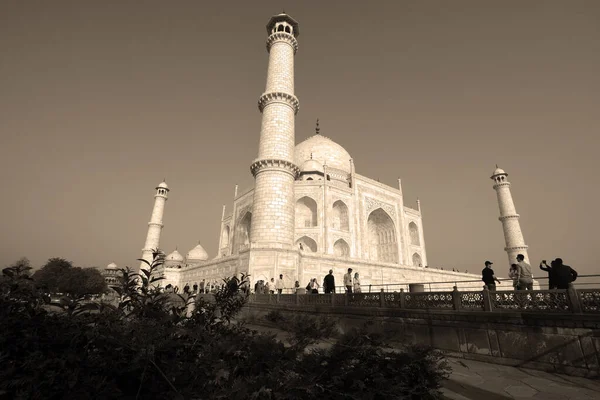 Taj Mahal Uttar Pradesh India 2023年 日の出のタージ マハルの眺めは アグラのヤムナ川の右岸にある象牙の白い大理石の霊廟です — ストック写真