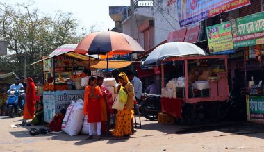 JODHPUR RAJASTHAN INDIA - 02 20 2023: Renkli peçeli Hintli kadınlar ve sokak pazarında sari 