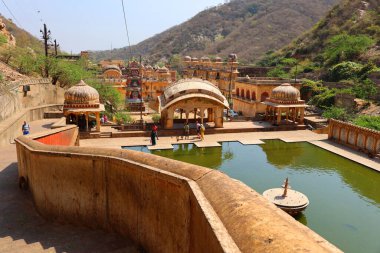 AMBER RAJASTHAN INDIA - 02: 27 2023: Hanuman Ji Tapınağı Hindu hac alanı, Galta Ji antik çağlardan kalma değil, bir dizi tapınaktır.